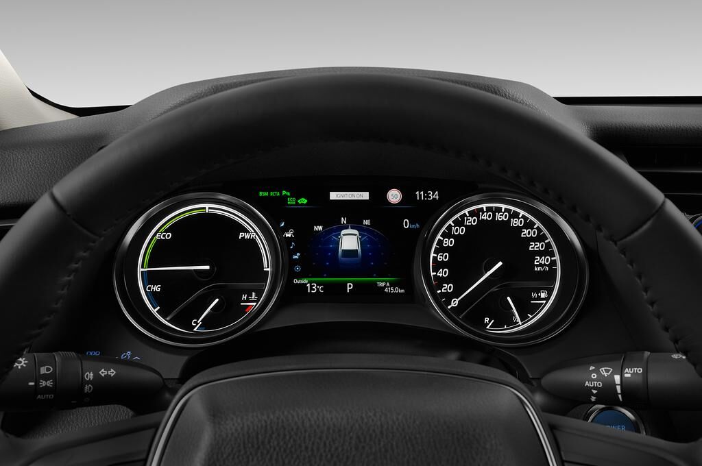 Toyota Camry (Baujahr 2019) Executive 4 Türen Tacho und Fahrerinstrumente