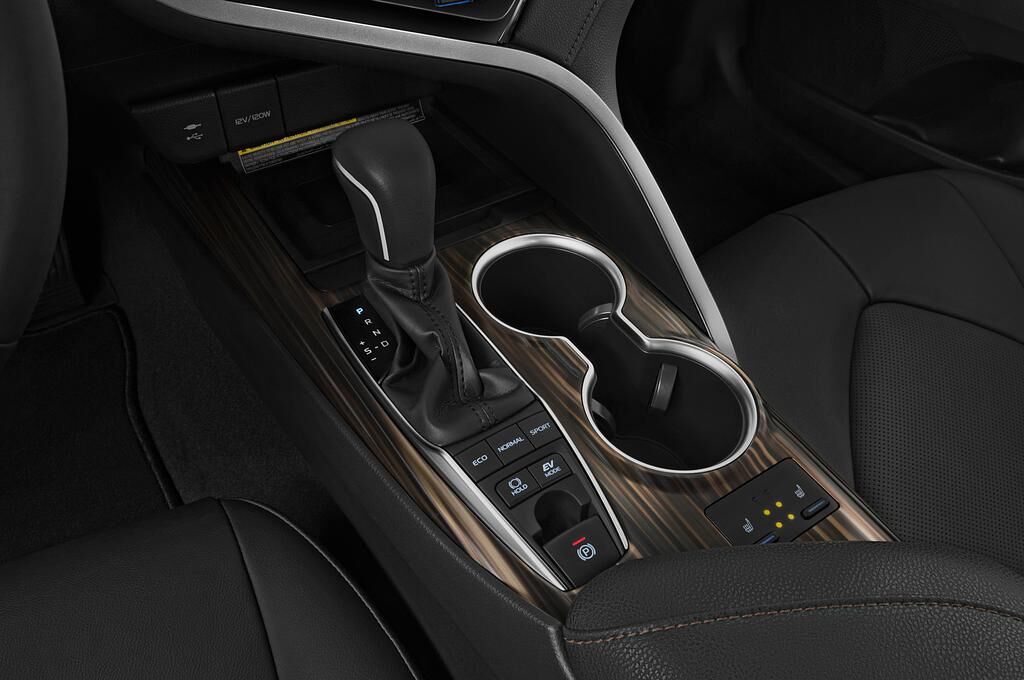Toyota Camry (Baujahr 2019) Executive 4 Türen Schalthebel