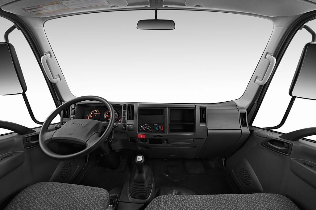 Isuzu N-Serie (Baujahr 2019) - 2 Türen Cockpit und Innenraum