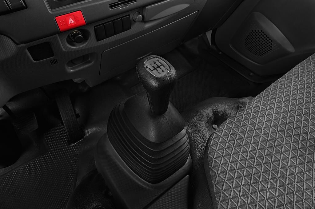 Isuzu N-Serie (Baujahr 2019) - 2 Türen Schalthebel