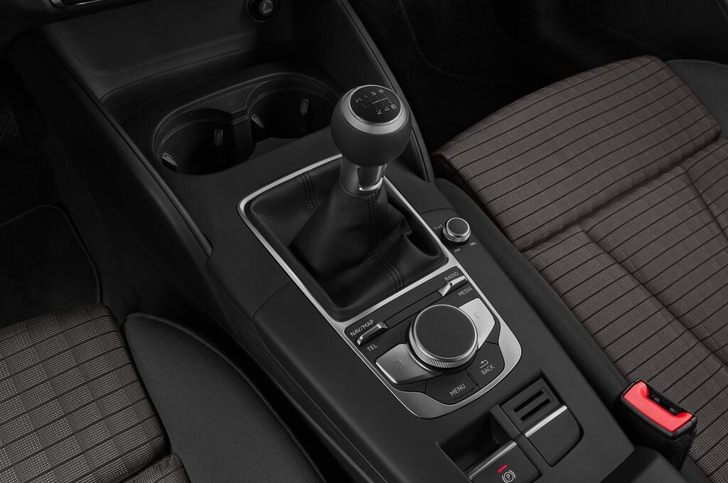 Audi A3 Sportback (Baujahr 2019) Sport 5 Türen Schalthebel