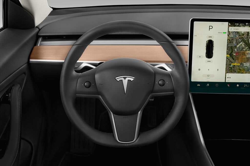 Tesla Model 3 (Baujahr 2019) Performance 4 Türen Lenkrad