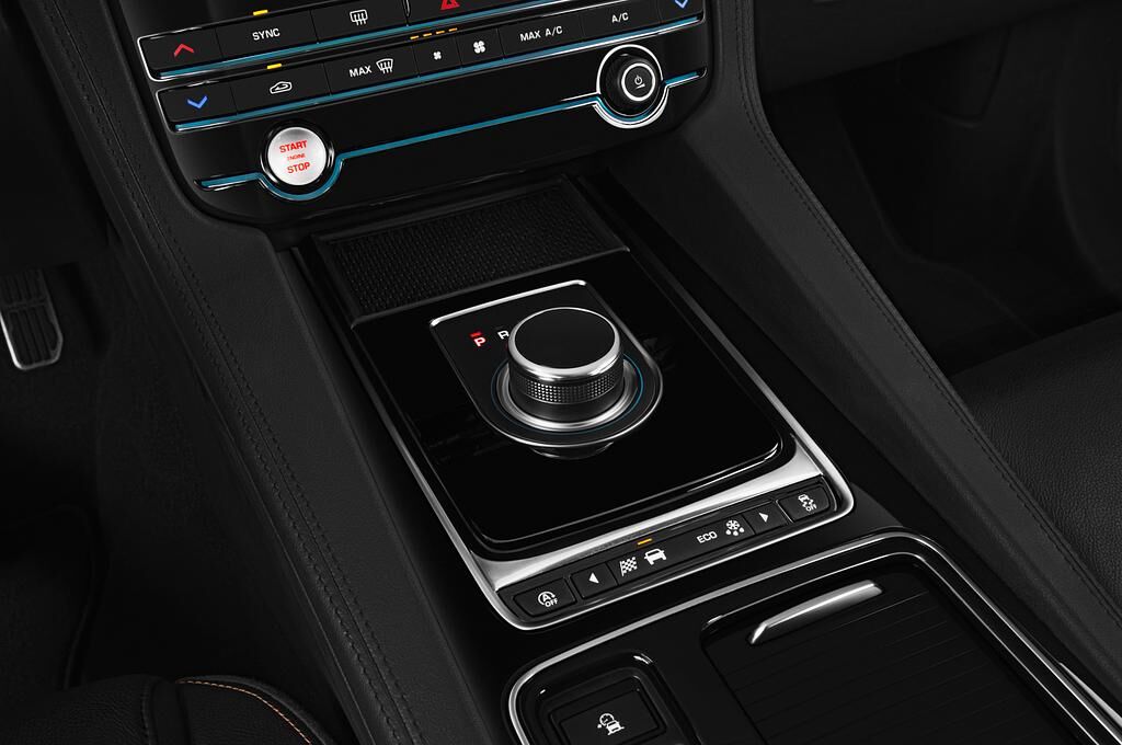 Jaguar F-Pace (Baujahr 2019) Prestige 5 Türen Schalthebel