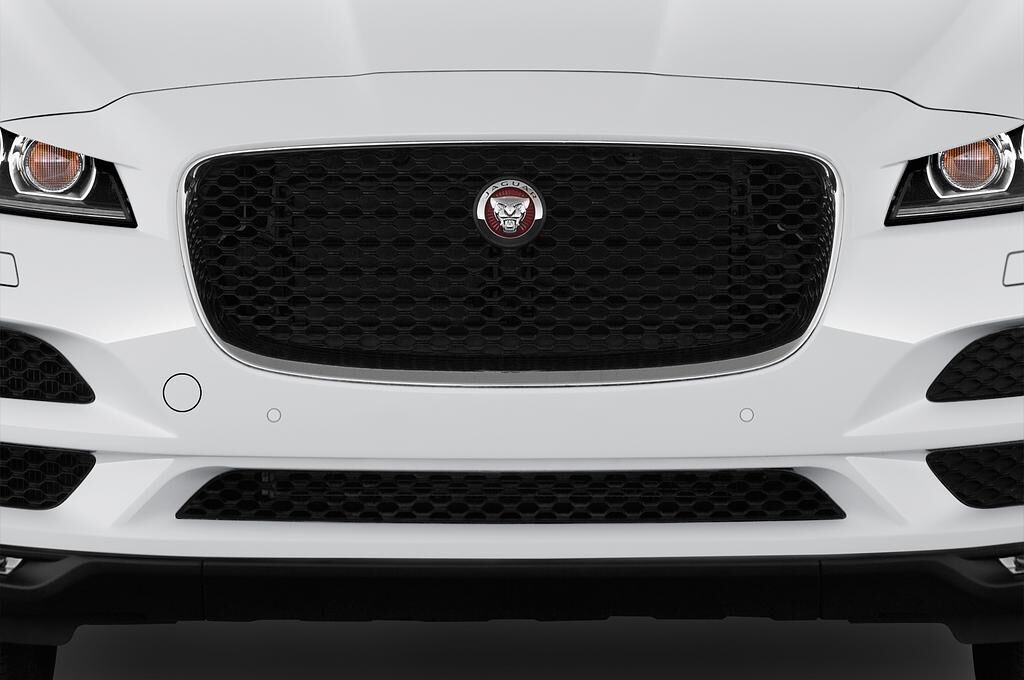 Jaguar F-Pace (Baujahr 2019) Prestige 5 Türen Kühlergrill und Scheinwerfer