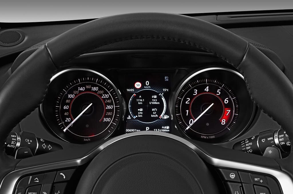 Jaguar F-Pace (Baujahr 2019) Prestige 5 Türen Tacho und Fahrerinstrumente