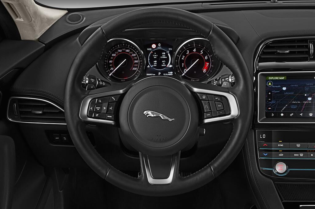 Jaguar F-Pace (Baujahr 2019) Prestige 5 Türen Lenkrad