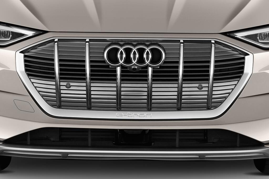 Audi e-tron (Baujahr 2019) Advanced 5 Türen Kühlergrill und Scheinwerfer