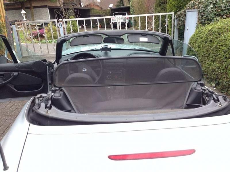 Ein Windschott bei einem BMW Z3.