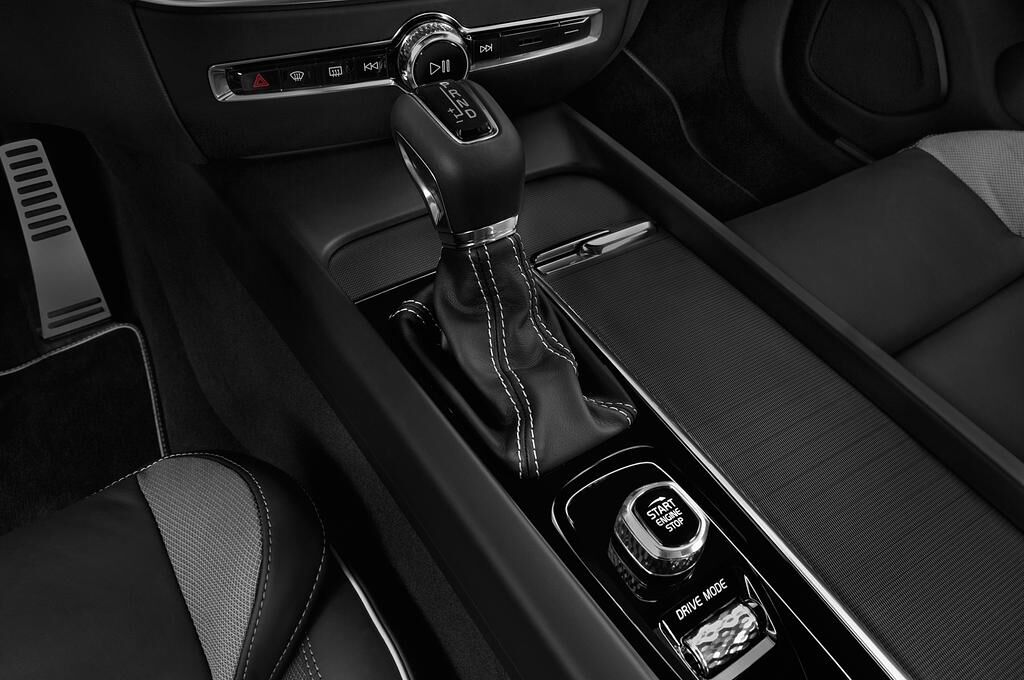 Volvo S60 (Baujahr 2019) R-Design 4 Türen Schalthebel