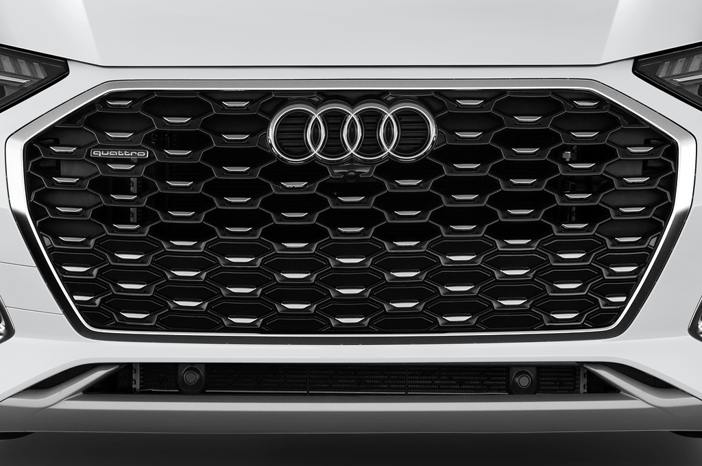 Audi Q5 Sportback (Baujahr 2021) S Line 5 Türen Kühlergrill und Scheinwerfer