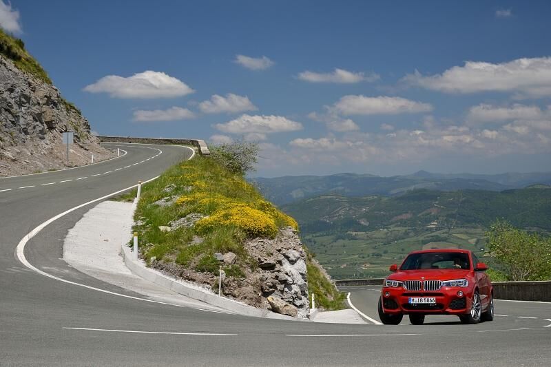 Der BMW X4 xDrive35i ist 2,09 Meter breit,...