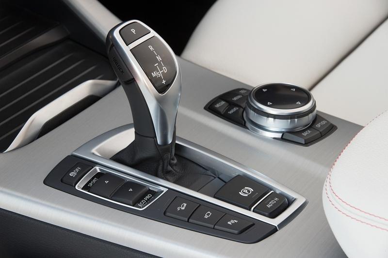 Eine Acht-Gang-Automatik ist serienmäßig an Bord des BMW X4 xDrive35i.