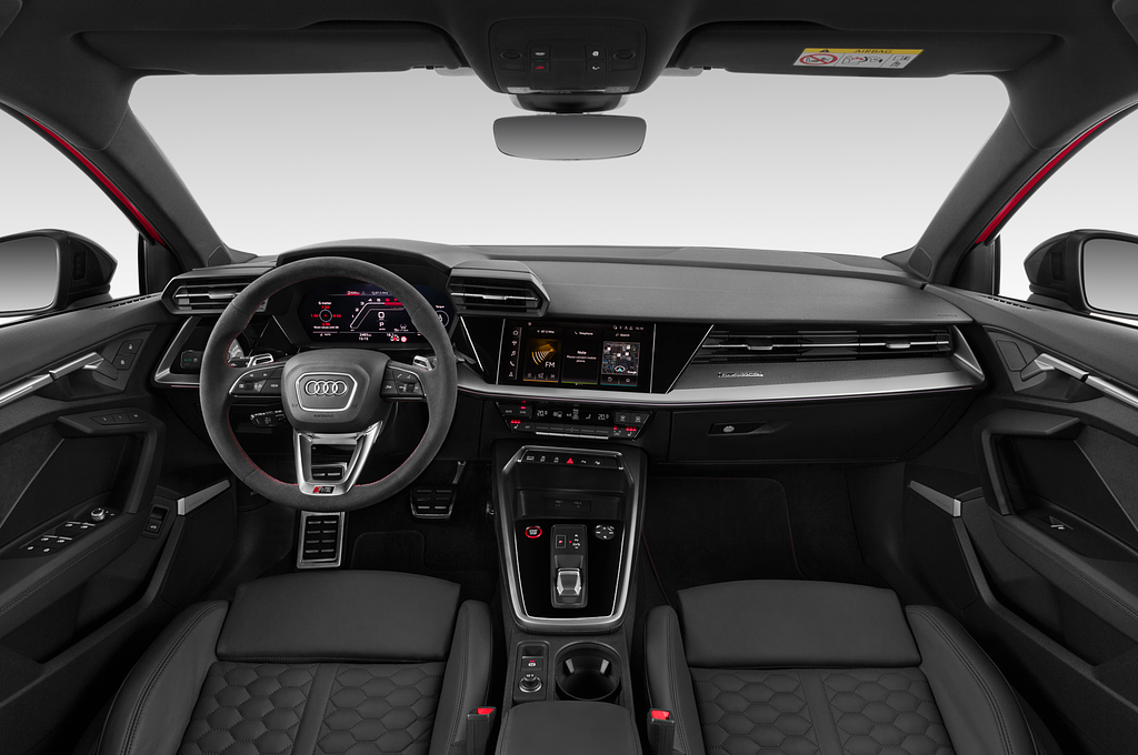 Audi RS 3 (Baujahr 2022) Base 4 Türen Cockpit und Innenraum