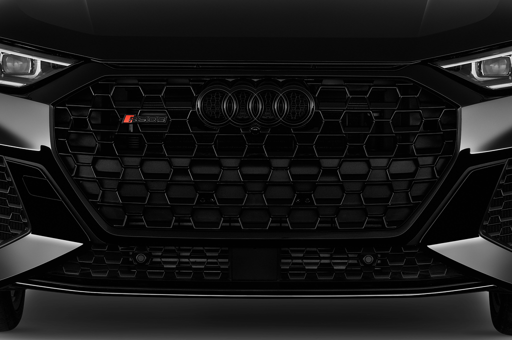 Audi RS Q3 Sportback (Baujahr 2022) - 5 Türen Kühlergrill und Scheinwerfer