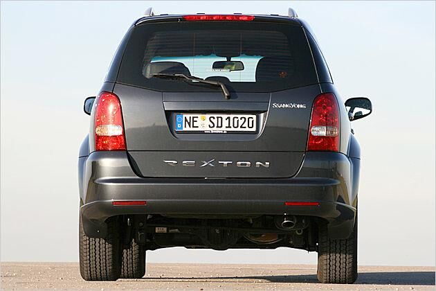 Wie bei allen SsangYong-Modellen steht auch beim Rexton der Name großflächig am Heck