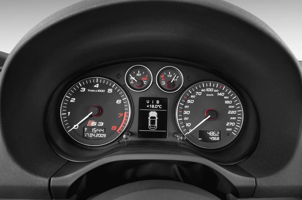 Audi S3 (Baujahr 2010) - 5 Türen Tacho und Fahrerinstrumente