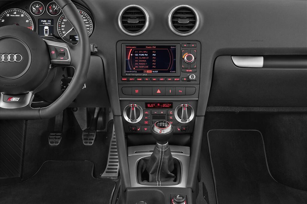 Audi S3 (Baujahr 2010) - 5 Türen Mittelkonsole