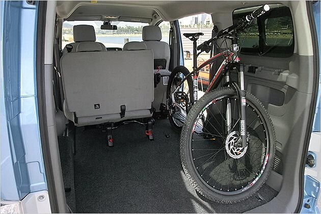 Ein Mountainbike passt ohne Ausbau des Vorderrads in den e-NV200