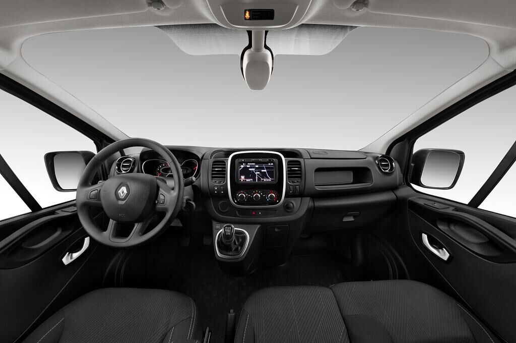 Renault Trafic (Baujahr 2020) Komfort 4 Türen Cockpit und Innenraum