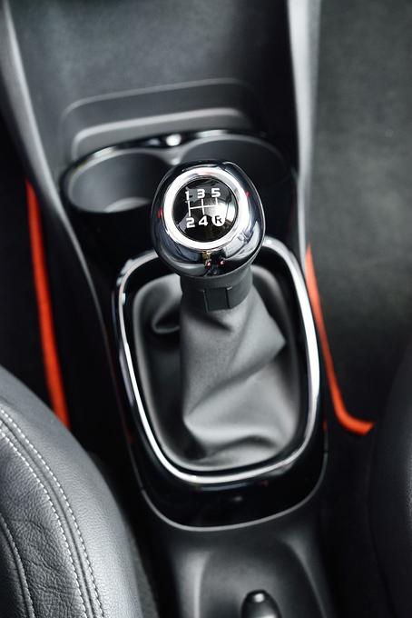 Die manuelle Gangschaltung ergänzt den 1,0-Liter-Motor sehr gut
