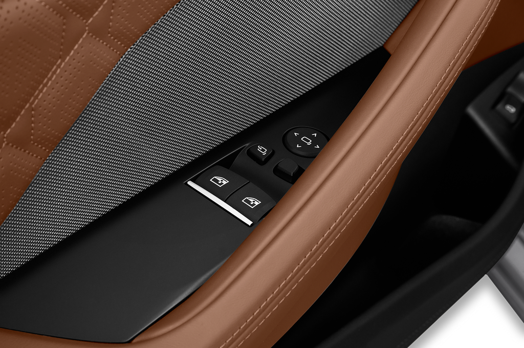BMW M8 (Baujahr 2020) M8 Competition 2 Türen Bedienungselemente Tür