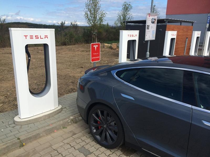 Tesla Supercharger an deutschen Autobahnen
