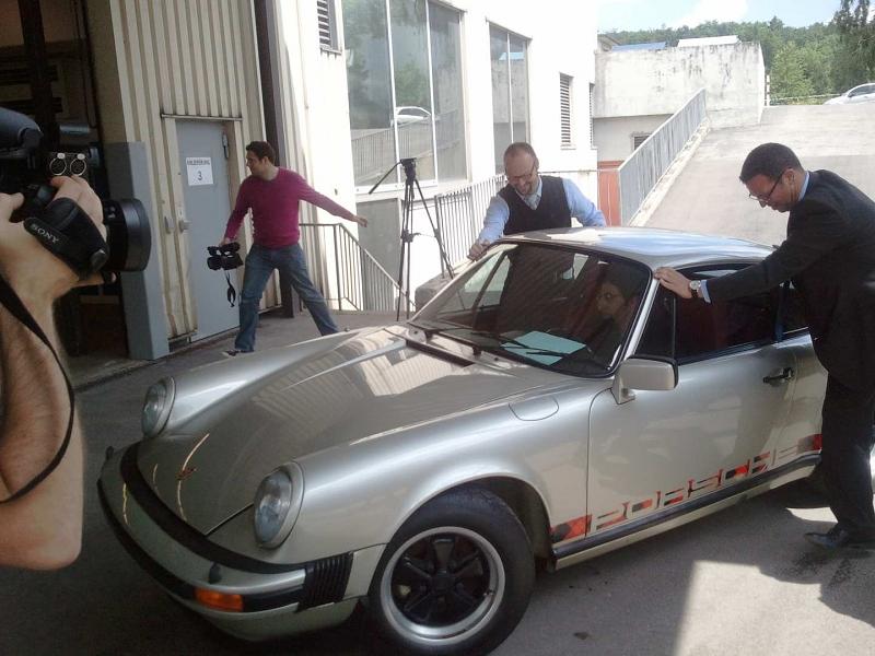 Porsche 930 von Louise Piech wird ins Porsche Museum gerollt.