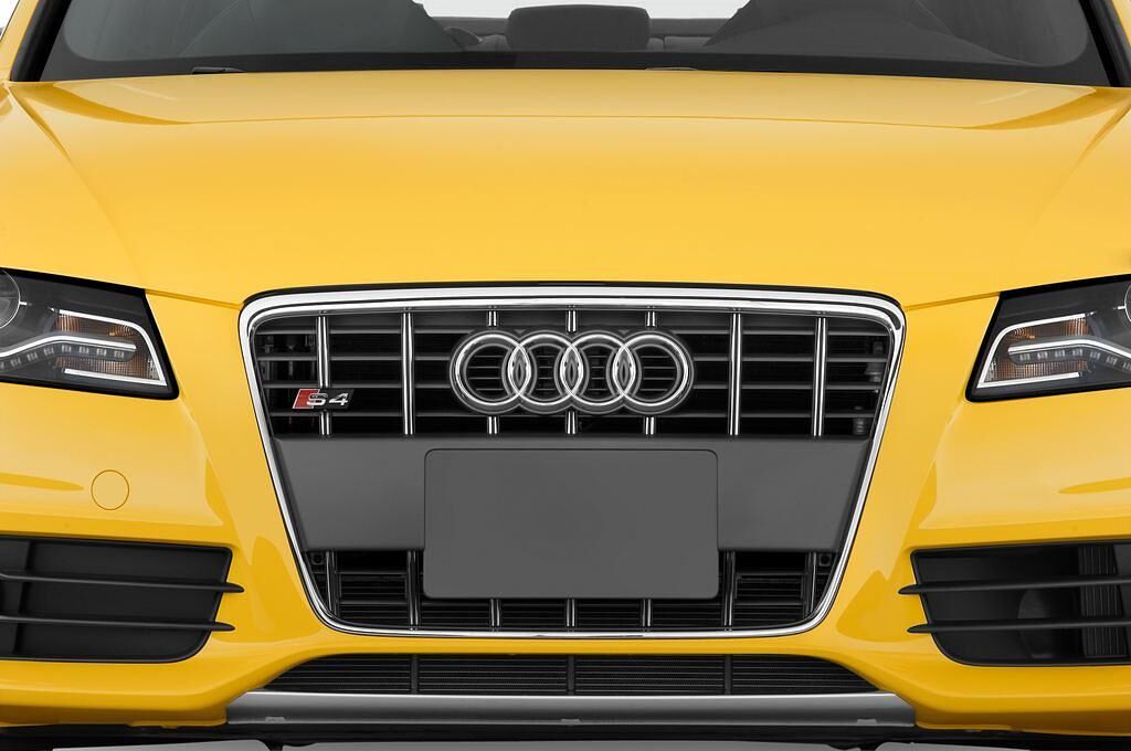 Audi S4 (Baujahr 2010) - 4 Türen Kühlergrill und Scheinwerfer