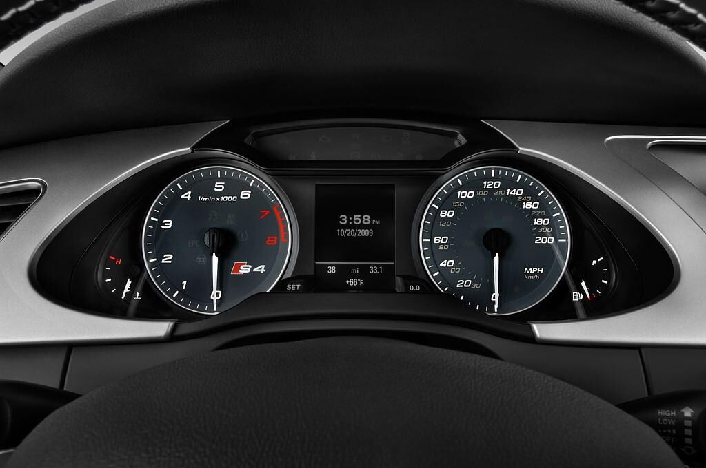 Audi S4 (Baujahr 2010) - 4 Türen Tacho und Fahrerinstrumente