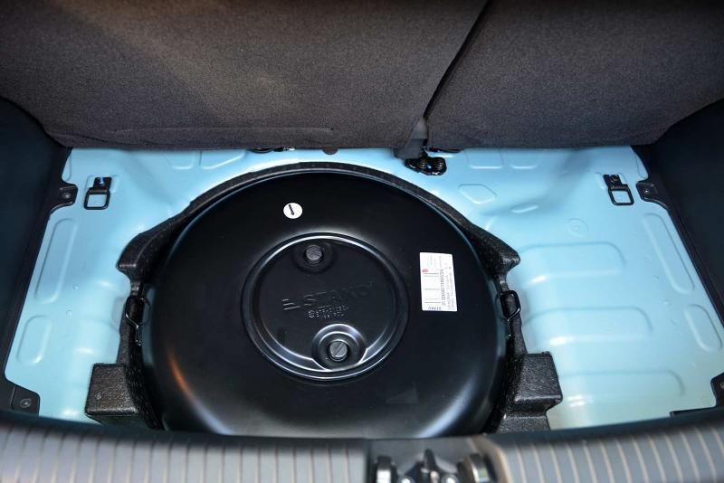 Der LPG-Tank findet in der Reserveradmulde Platz.