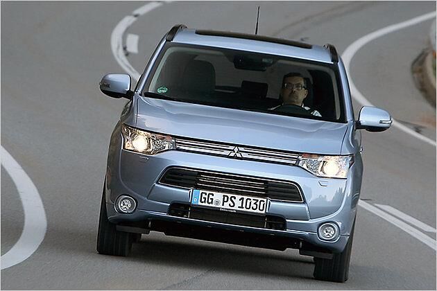 Der Hybrid-Outlander wird von einem Otto-Aggregat und zwei Elektromotoren angetrieben