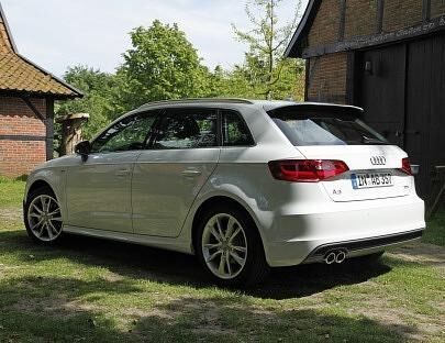 Alu-Grußräder 5-Arm-Kinetik-Design 7,5Jx17, 225/45 R17 kosten 250 Euro Aufpreis.