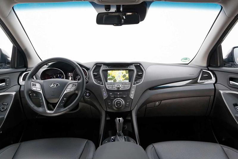 Das Cockpit des Hyundai Grand Santa Fe.