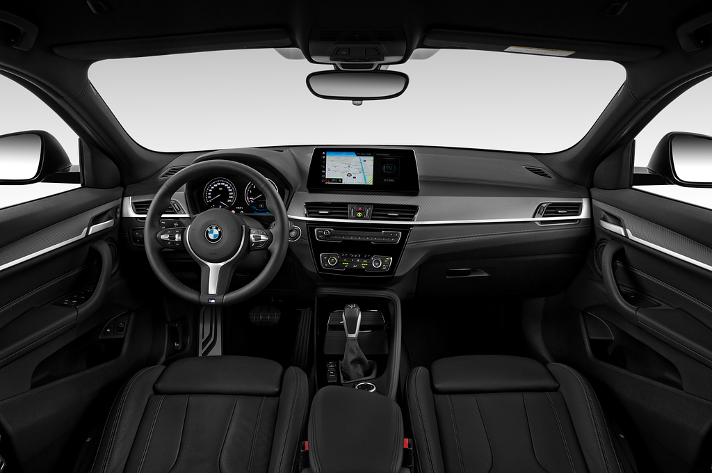 BMW X2 Plug-in-Hybrid (Baujahr 2020) M Sport X 5 Türen Cockpit und Innenraum