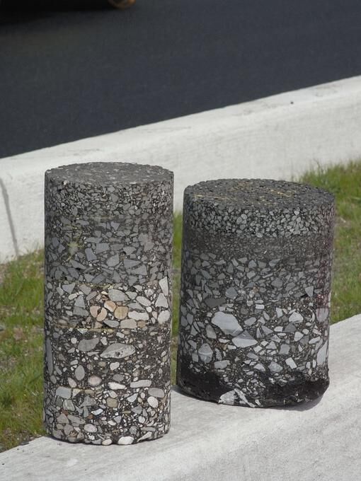 So sieht der Straßenbelag im Querschnitt aus: Von oben nach unten: Asphaltdeckschicht, Asphaltbinderschicht, Asphaltragschicht.