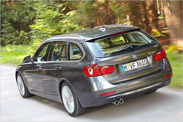 Der 328i Touring grüßt mit einem Doppelendrohr nach hinten