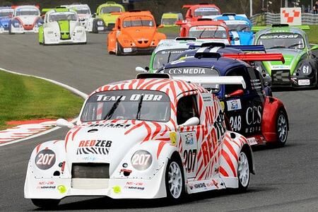 VW Fun-Cup Großbritannien: Team Honeywell gewinnt Auftakt in Oulton Park