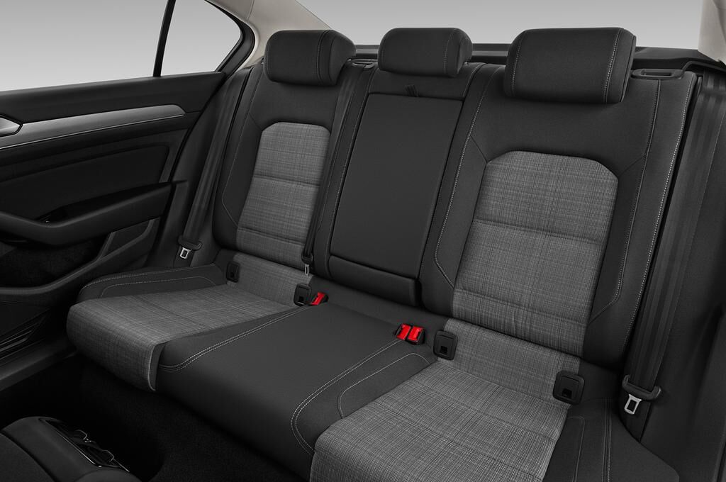 Volkswagen Passat (Baujahr 2020) Business 4 Türen Rücksitze