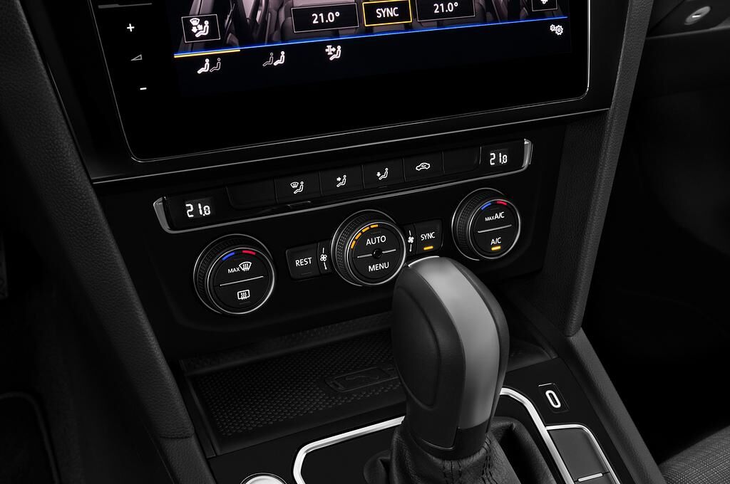 Volkswagen Passat (Baujahr 2020) Business 4 Türen Temperatur und Klimaanlage