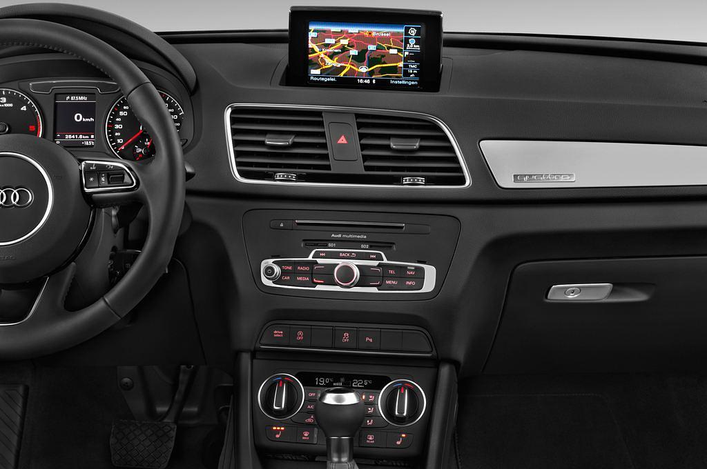 Audi Q3 (Baujahr 2015) Sport 5 Türen Mittelkonsole
