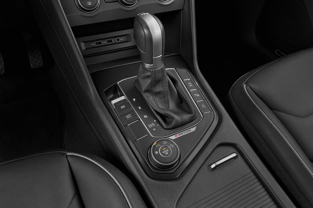 Volkswagen Tiguan (Baujahr 2019) Highline 5 Türen Schalthebel