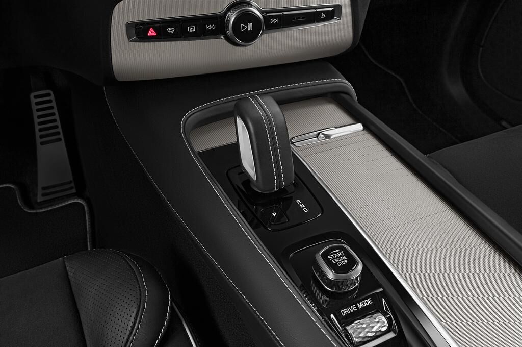 Volvo XC90 (Baujahr 2020) R-Design 5 Türen Schalthebel
