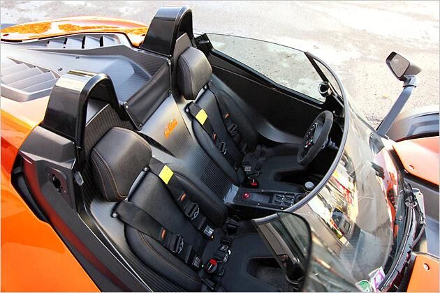 Die Sitzpolster sind nur auf das Monocoque geklebt, jedoch durchaus bequem