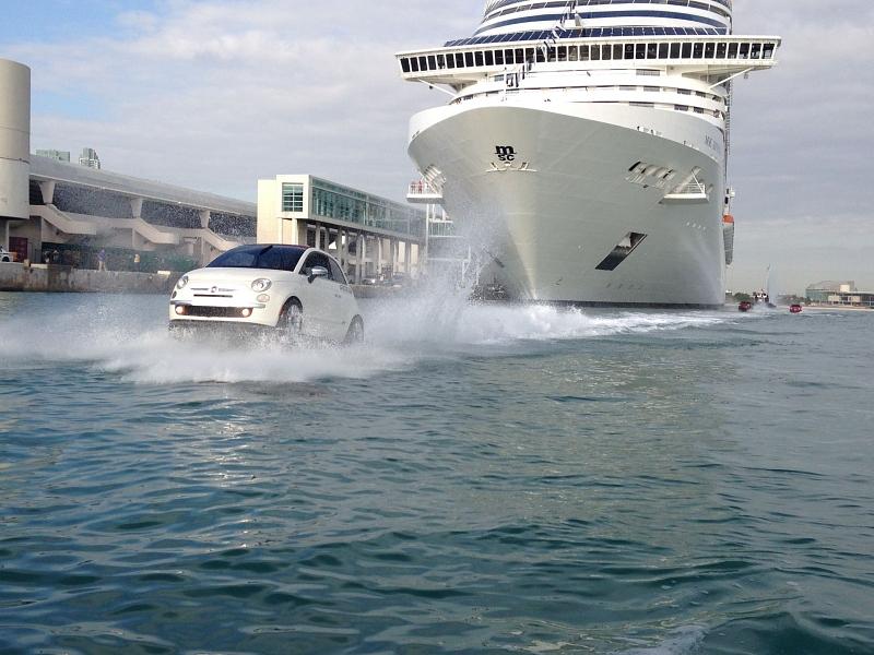 Ein Fiat 500 Watercraft begleitete die MSC Divina in den Hafen von Miami