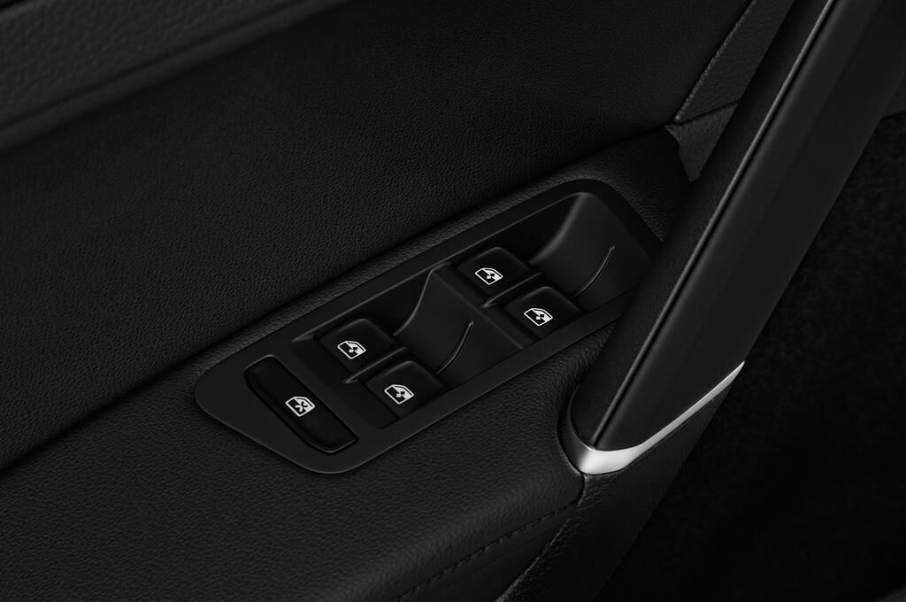 Volkswagen e-Golf (Baujahr 2019) - 5 Türen Bedienungselemente Tür