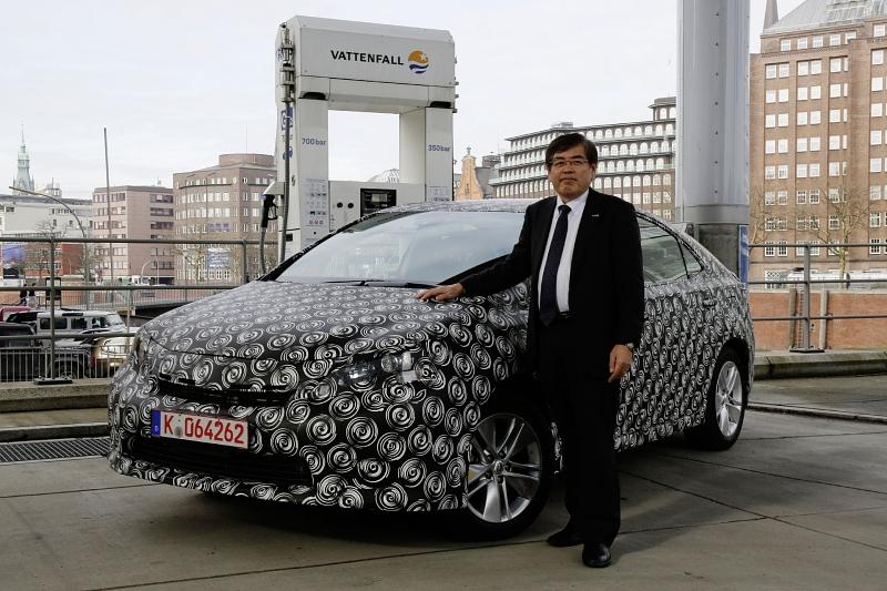 Katsuhiko Hirose mit der getarnten Brennstoffzellen-Limousine