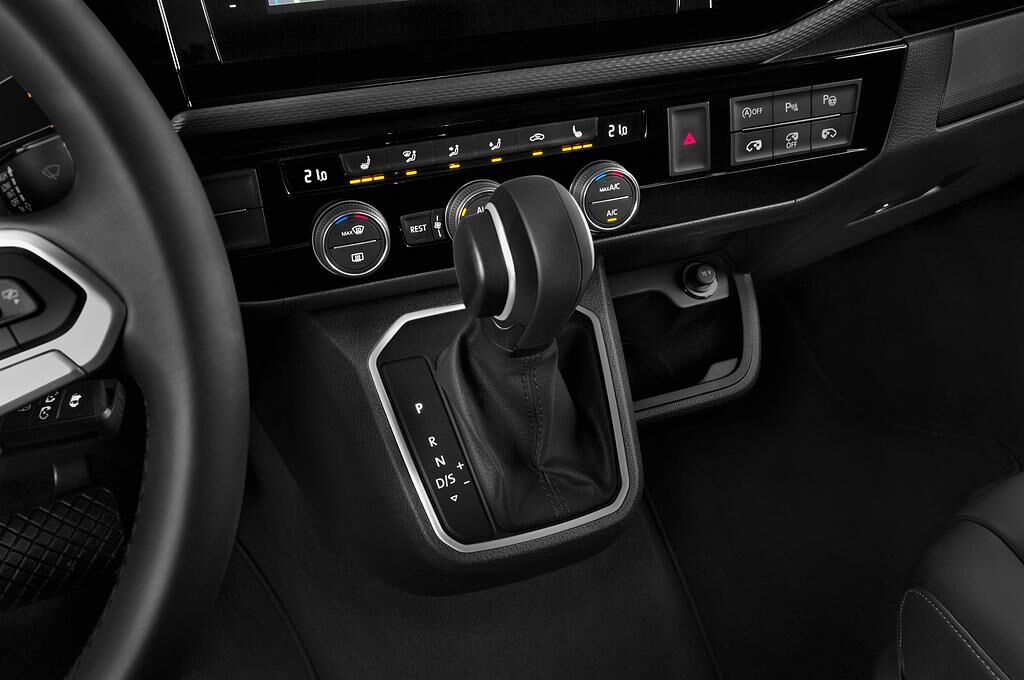 Volkswagen Multivan (Baujahr 2020) Highline 5 Türen Schalthebel