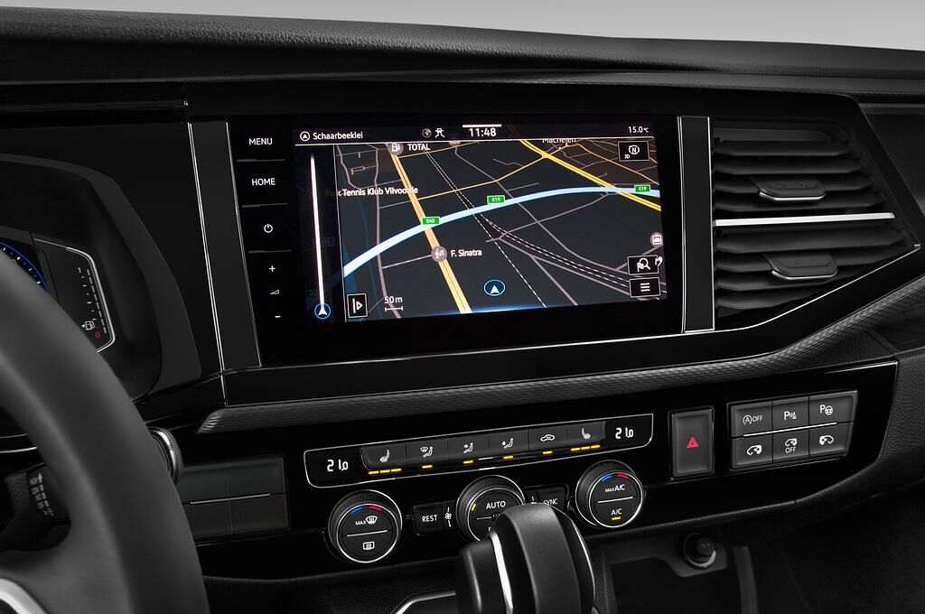 Volkswagen Multivan (Baujahr 2020) Highline 5 Türen Mittelkonsole
