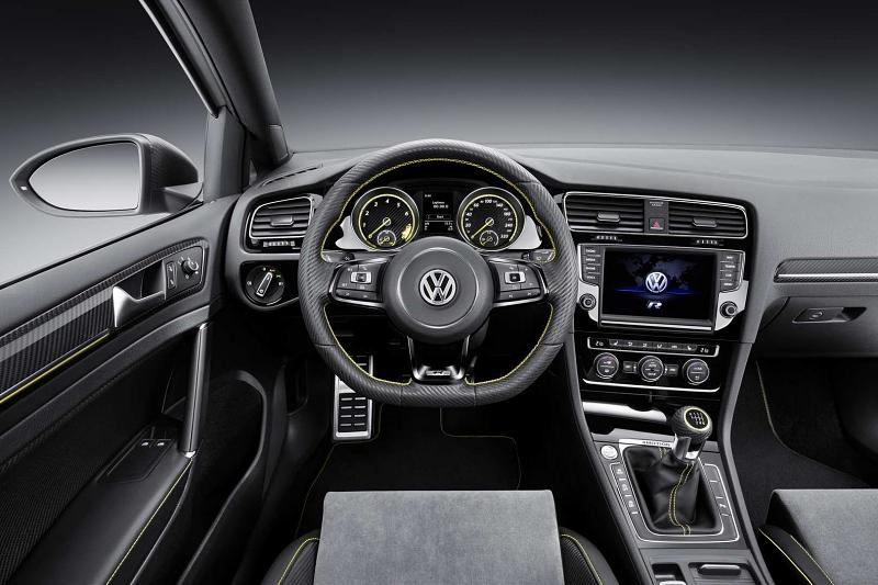 Das Cockpit des VW Golf R 400.