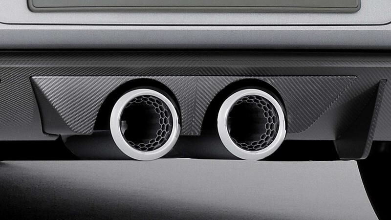 Die beiden mittig positionierten Endrohre erinnern an den Golf R32 - das 2002 vorgestellte Urmodell der R-Serie.